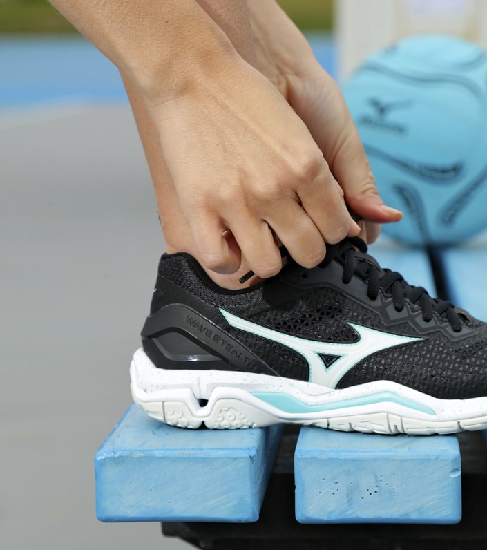 MIZUNO WOMENS STEALTH V NB - BLACK WHITE ANGEL BLUE - Image 7